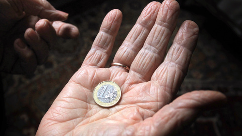 Sprichwörtlich den Euro zweimal umdrehen: Das könnte vielen Geringverdienern im Rentenalter drohen.