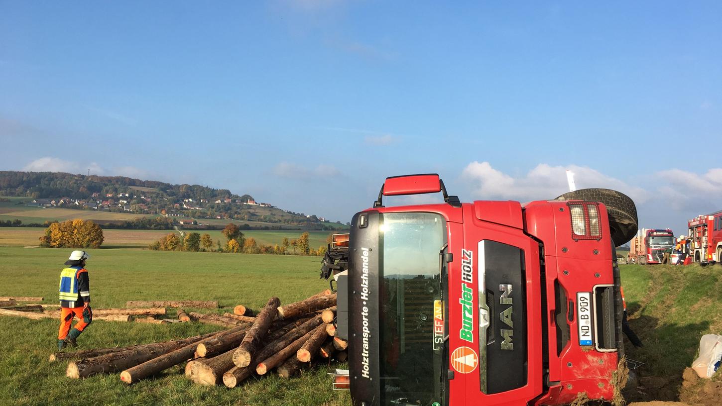 Einsatz in Reuth: Holzlaster schlitterte von Fahrbahn