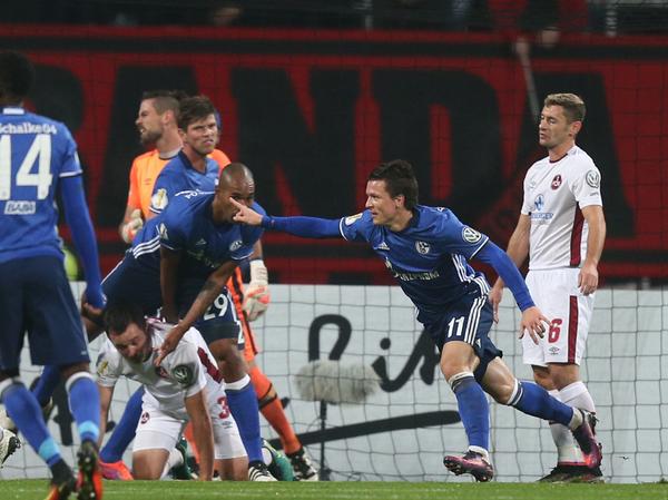 Schalkes Konoplyanka traf zweimal nach einer Ecke.
