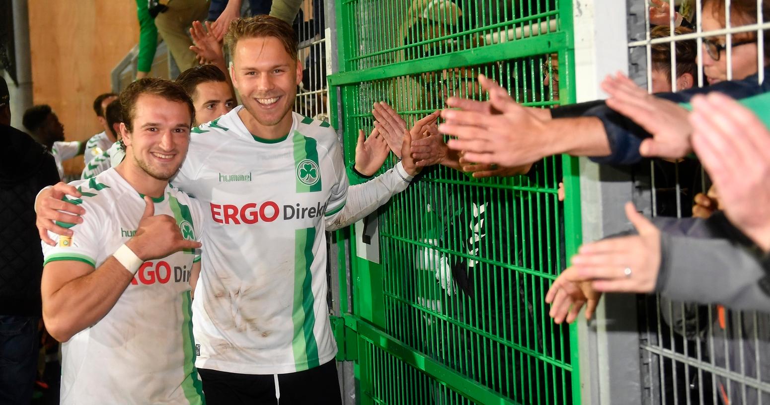Balsam auf die Fürther Seele: Veton Berisha und Marcel Franke freuten sich nach dem Spiel mit den Fans. Balsam auf die Fürther Seele: Veton Berisha und Marcel Franke freuten sich nach dem Spiel mit den Fans.