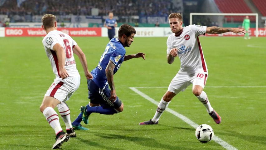 Der Club taumelte, Schalke spielte weiter nach vorne und erzielte das 2:0. Caicara spielte Sepsi schwindelig und legte in die Mitte ab...