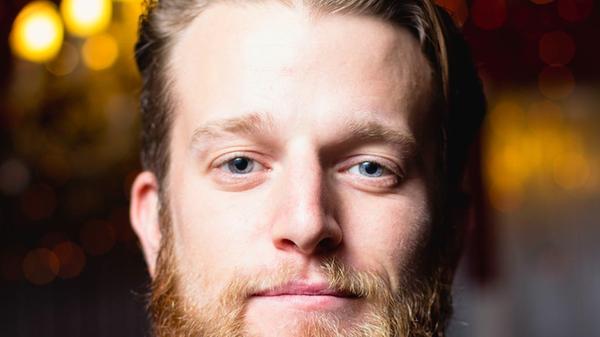 Eine akustische Gitarre, Reibeisenstimme, eingängige, fast hymnenhafte Songs, dazu eine ursympathische Bühnenausstrahlung mit hohem Unterhaltungswert: Bei Tim Vantol aus Amsterdam trifft Folk auf Country und Punk.