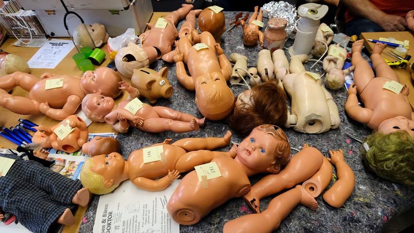 Günter Geier ist der Notarzt für Teddys und Puppen. Hundert Stories hat er schon erlebt bei seiner Arbeit, und weit über hundert Puppeneltern aus Neumarkt brachten heißgeliebte Kindheitsfreunde: damit sie wieder heilgemacht werden.