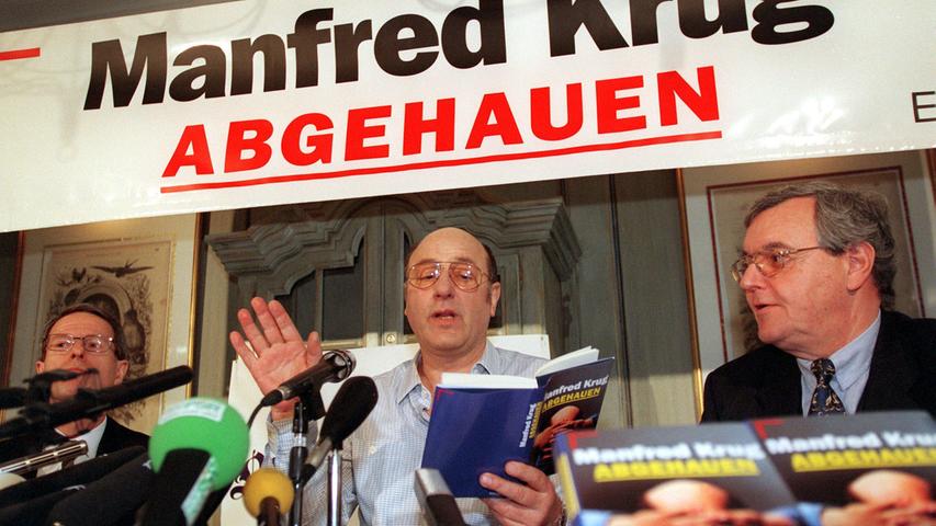 Manfred Krug liest 1996 auf der Leipziger Buchmesse aus seinem Buch "Abgehauen". Krug wurde 1937 in Duisburg geboren, siedelte aber als Zwölfjähriger 1949 mit seinem Vater in der DDR über, wo er Schauspiel studierte und ein bekannter Schauspieler wurde. 1977 reiste er in die Bundesrepublik aus, wo er an seine Erfolge als DDR-Schauspieler anknüpfen konnte.