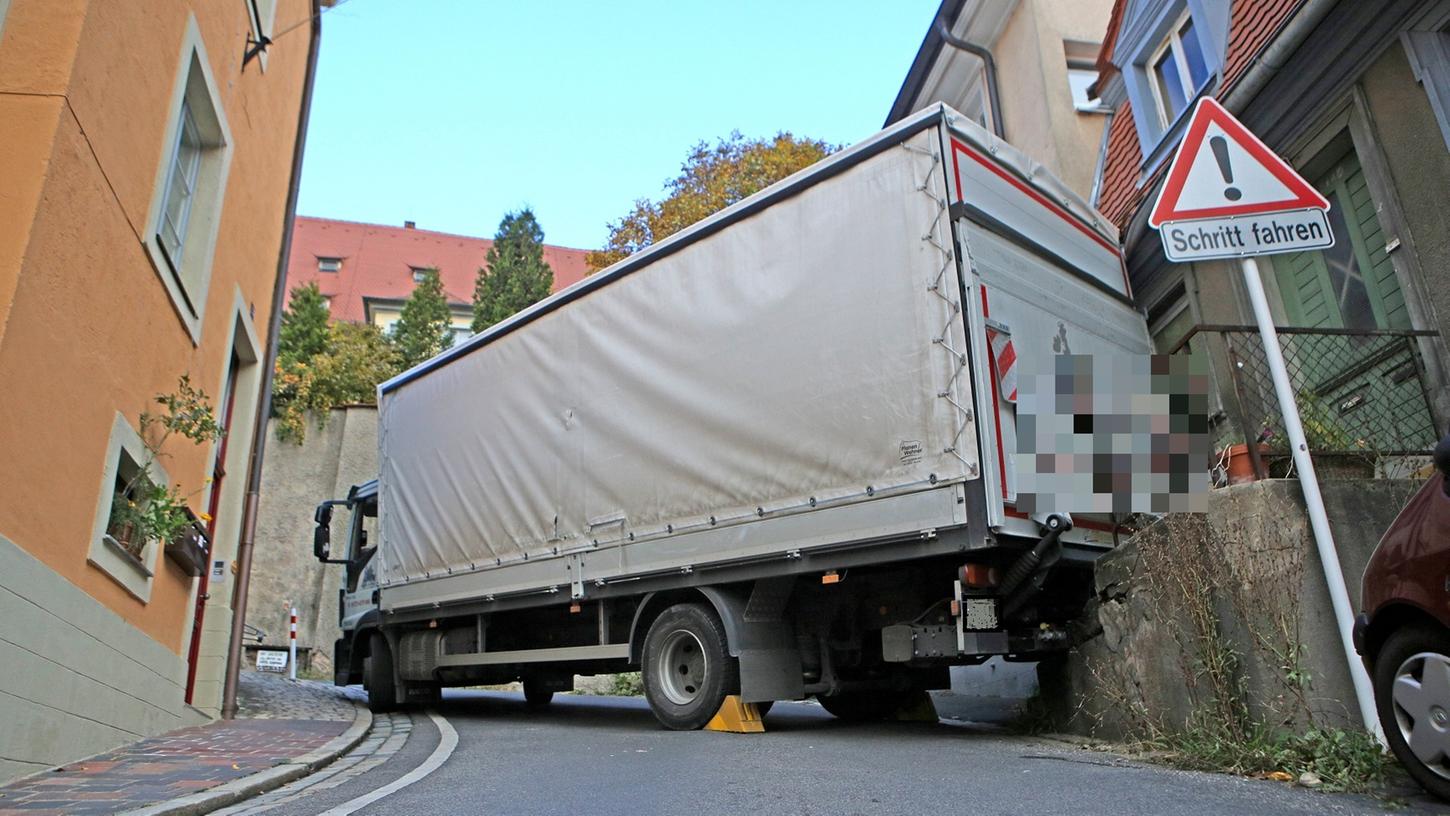 Irrfahrt durch Bamberg: Lkw hängt an der Hauswand fest