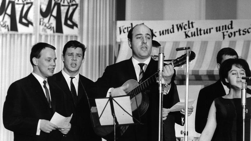 Er war nicht nur Schauspieler, sondern sang und spielte Gitarre: Manfred Krug im Jahr 1965 bei einem Auftritt in Ost-Berlin mit den "Jazz-Optimisten".