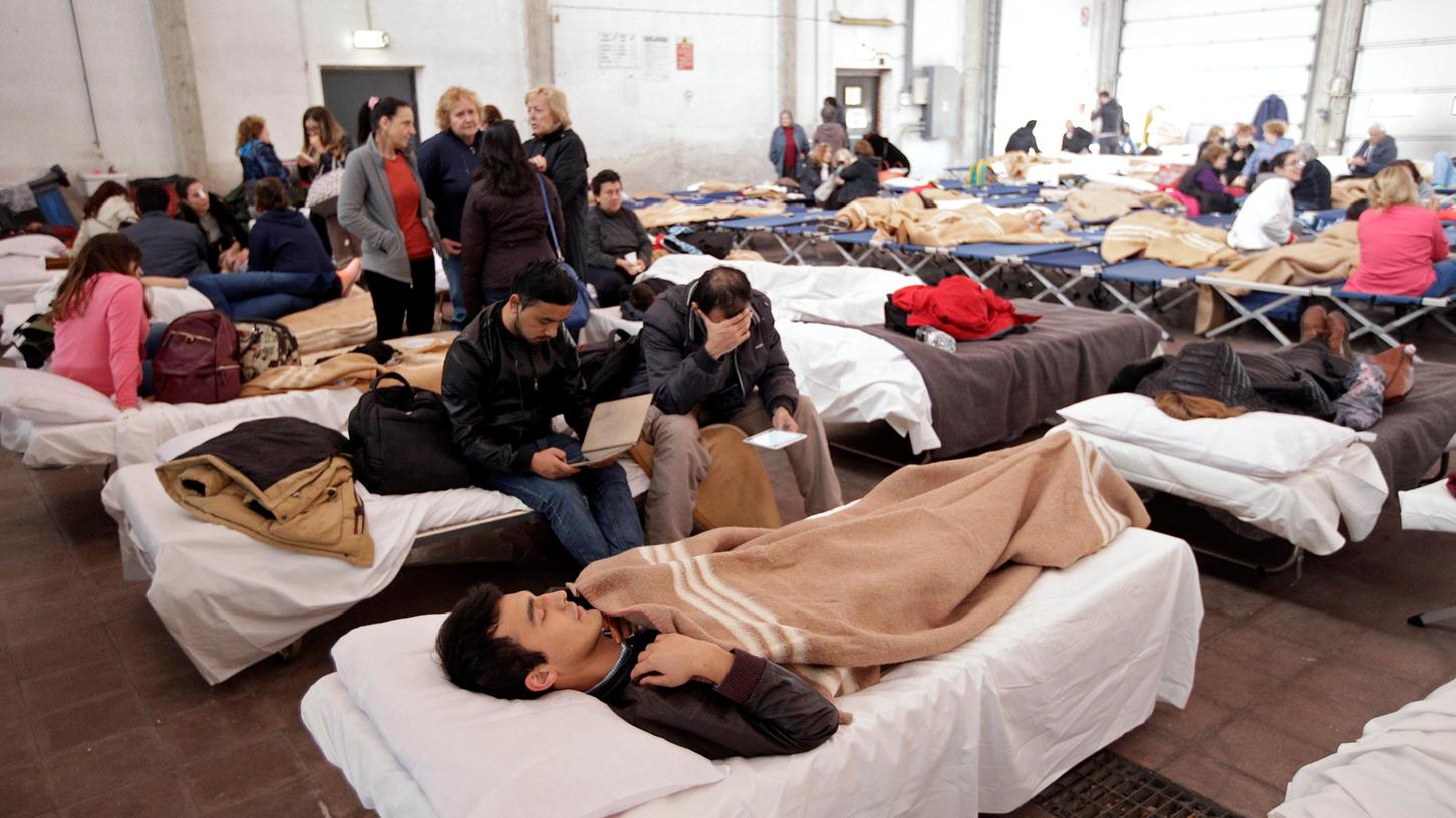 Leben in der Notunterkunft: Nach dem neuerlichen Beben in Mittelitalien müssen zahlreiche Menschen in Turnhallen Zuflucht suchen und auf Feldbetten schlafen.