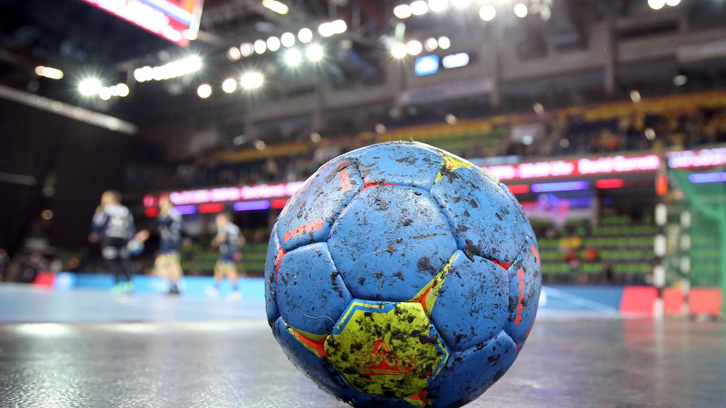 Der Handball steht bei Anika Bissel und Cara Reuthal im Zentrum.