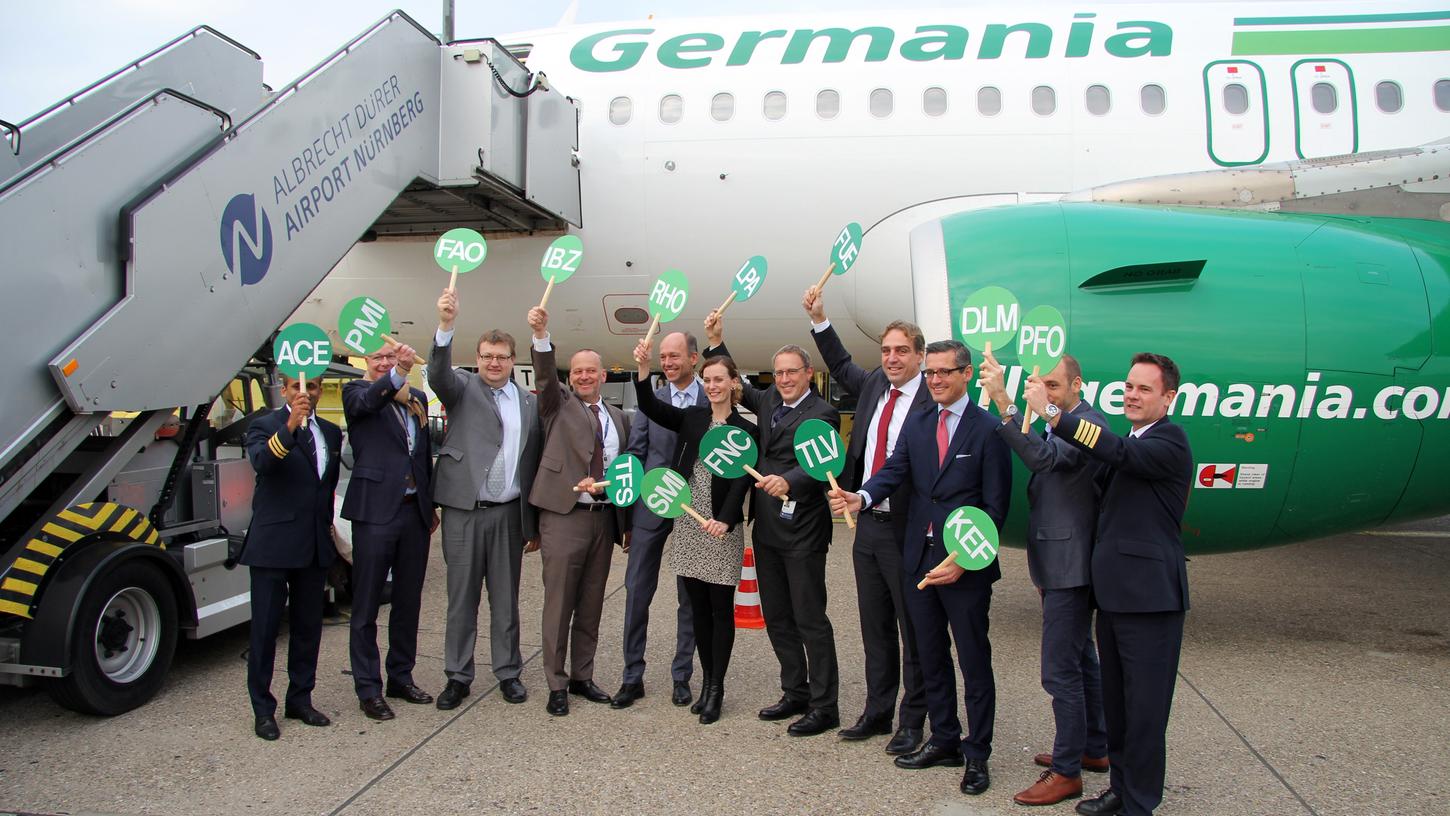Klar zum Abheben: Die Verantwortlichen des Flughafens und von Germania bei der Präsentation der in Nürnberg stationierten Maschine. Klar zum Abheben: Die Verantwortlichen des Flughafens und von Germania bei der Präsentation der in Nürnberg stationierten Maschine.