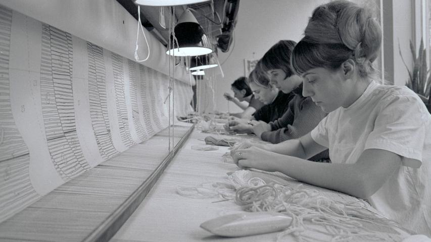 Fingerspitzengefühl brauchen die Weberinnen der Gobelin-Manufaktur, um die vielen Fäden richtig einlegen zu können.  Hier geht es zum Artikel: Ein klangvoller Name" vom 30. Oktober 1966.