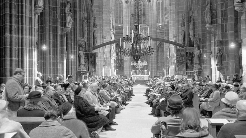 Blick in die St. Lorenz-Kirche, in der es eine halbe Stunde vor Beginn des Gottesdienstes keinen Sitzplatz mehr gab. Hier geht es zum Artikel: "Er streckt seine Hände über alles" vom 1. November 1966.
 Abgegebene Stimmen