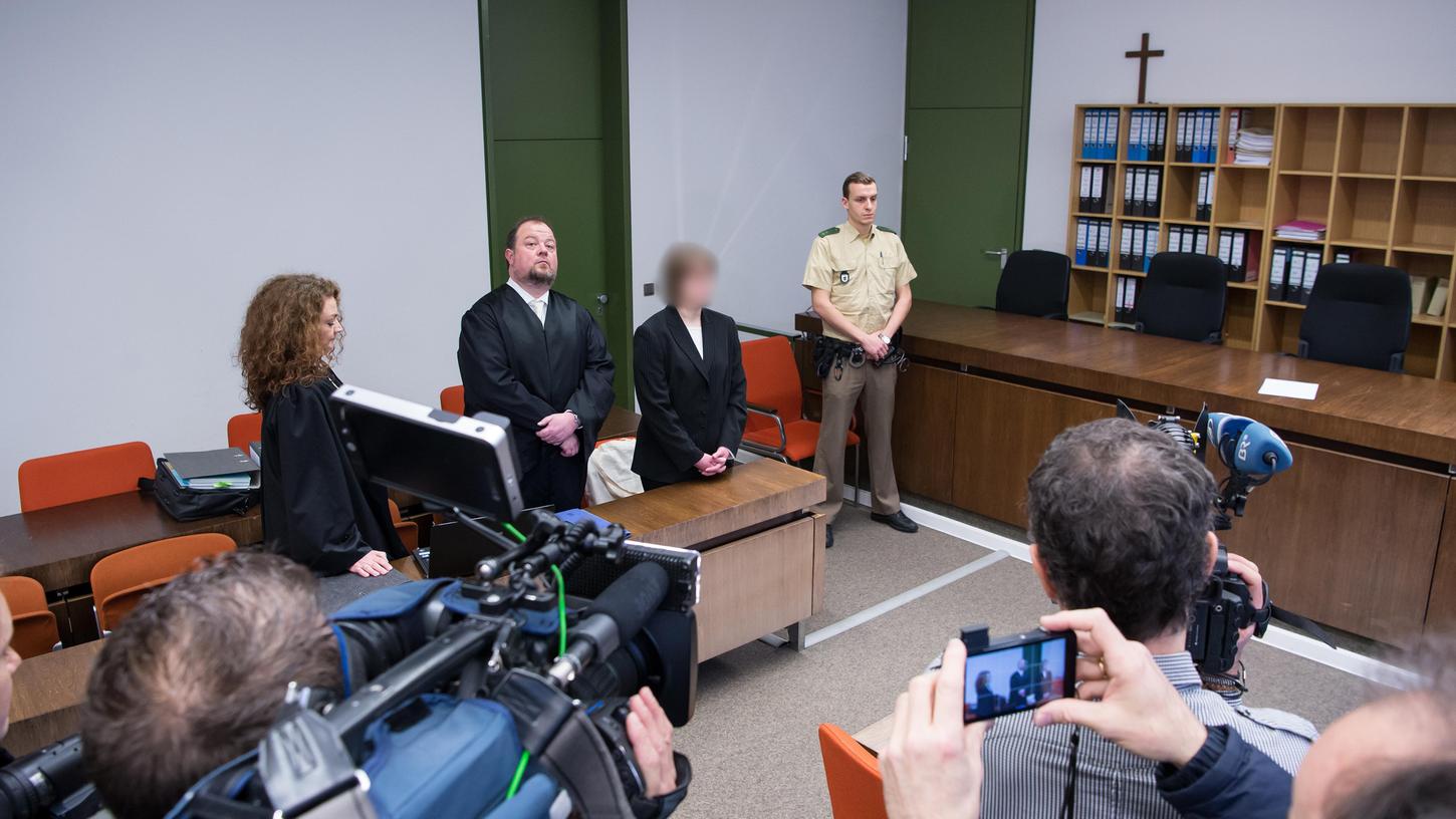 Wegen Mordversuchs vor Gericht: Die angeklagte Hebamme (zweite von rechts) bei Prozessbeginn mit ihren Anwälten.