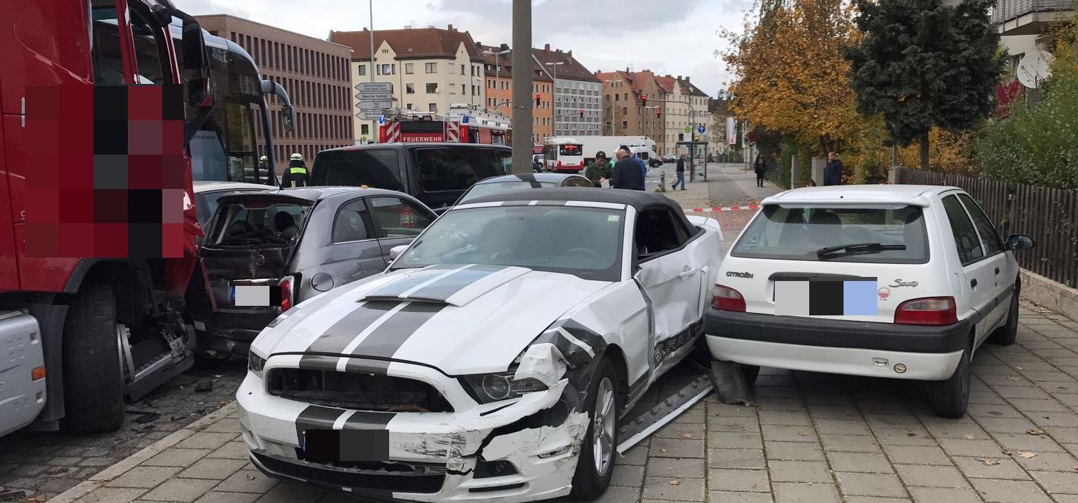 Ein Lkw ist am Freitagmittag in 13 geparkte Autos in der Gustav-Adolf-Straße gekracht.
