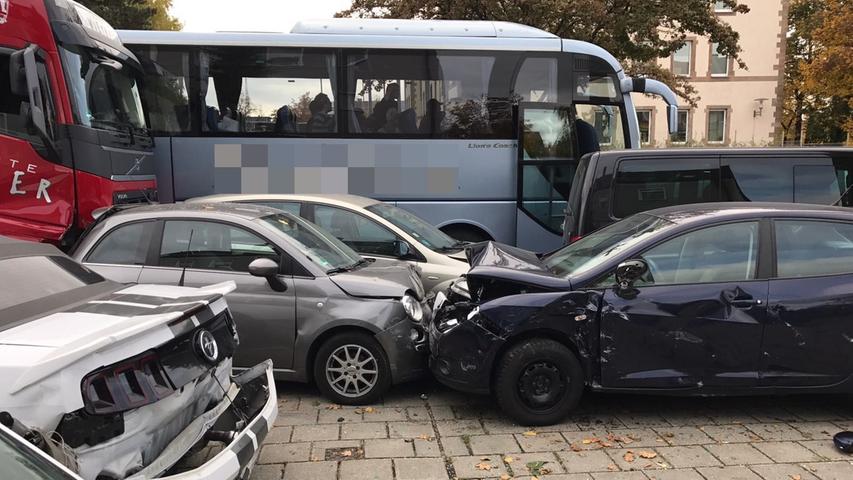 Lkw rammt 13 Autos: Gustav-Adolf-Straße stundenlang gesperrt