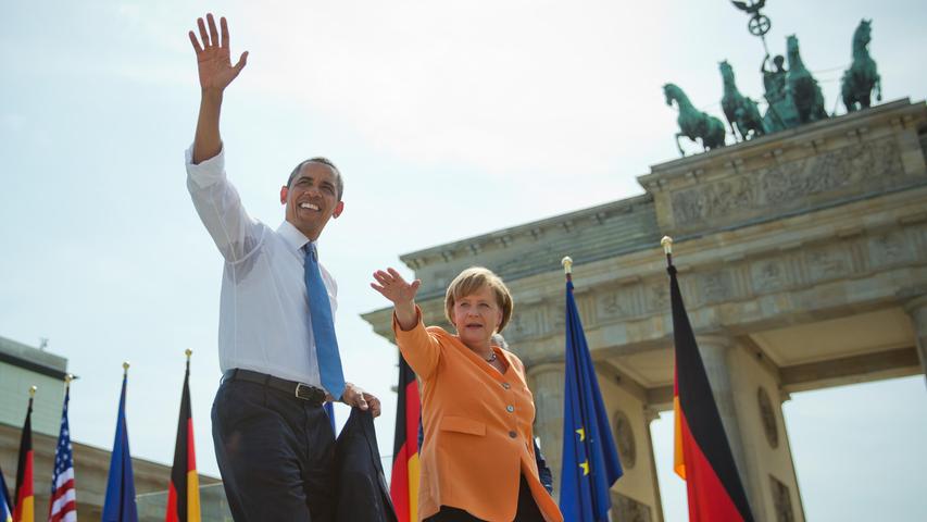 Das Verhältnis zwischen den beiden ist nicht immer unproblamatisch: Barack Obama und Kanzlerin Angela Merkel schätzen sich, doch als bekannt wird, dass der US-Geheimdienst NSA auch das Handy der deutschen Regierungschefin abgehört hat, wird der Ton zwischen den beiden Politikern frostiger. 2013 darf Obama endlich vor dem Brandenburger Tor reden - eine symbolträchtige Geste, die ihm Merkel 2008 noch verweigert hatte.