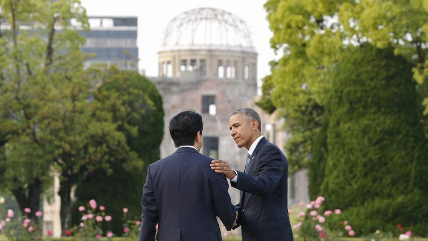Obama ist der erste US-Präsident, der Hiroshima besucht - jene japanische Stadt, über der die US-Streitkräfte 1945 die erste Atombombe abwarfen. Zusammen mit dem japanischen Premier Shinzo Abe legt Obama am 27. Mai 2016 einen Kranz im Friedenspark von Hiroshima nieder - eine Entschuldigung für den Atombombenabwurf kommt ihm allerdings nicht über die Lippen.