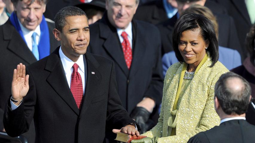 Lange ist es her: Vor fast acht Jahren, am 20. Januar 2009, legt Barack Obama neben seiner Ehefrau Michelle, die die Bibel in den Händen hält, den Amtseid zu seiner Einführung zum 44. Präsidenten der Vereinigten Staaten Amerikas in Washington ab.