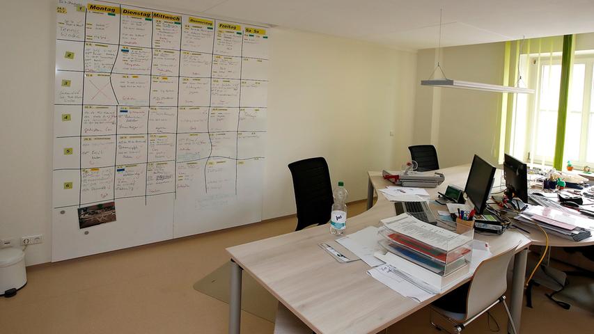 1. Stock, Büroraum für die Mitarbeiter: Der Stundenplan an der Wand zeigt, es ist viel zu tun.