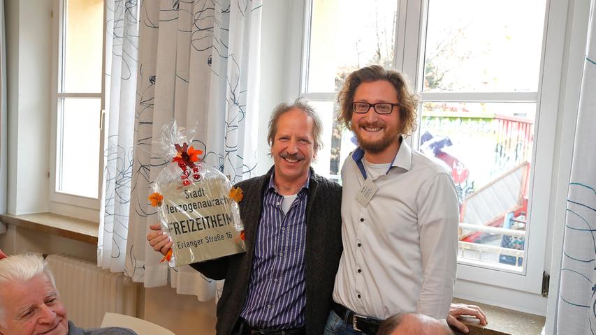 Zur Feier des Tages ein besonderes Geschenk: Thomas Lang (rechts) überreicht Martin Vogel das alte Eingangsschild des Freizeitheimes.