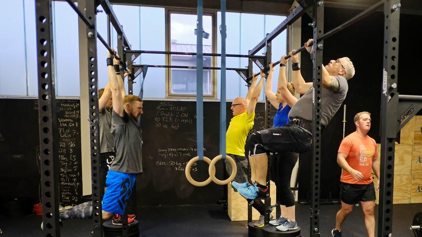 Ein Besuch in der Neumarkter Crossfit-Box zeigt: Schwere Gewichte und kalte Eisenstangen sind nicht nur etwas für tätowierte Muskelmänner. Sowohl Anfänger als auch Profis können hier ihren sportlichen Zielen näher kommen.