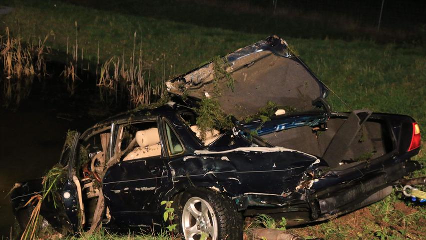 Jaguar schießt über Leitplanke: Schwerer Unfall nahe Weismain