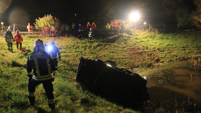 Jaguar schießt über Leitplanke: Schwerer Unfall nahe Weismain