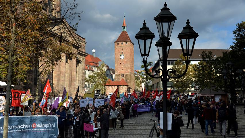 Es ging um mehr Rechte für Flüchtlinge und ein Bleiberecht: Rund 1500 Menschen - einige Asylbewerber und ihre zahlreichen Unterstützer aus verschiedenen linken Gruppierungen - haben sich am Samstag versammelt, um vom Jakobsplatz quer durch Nürnberg zum Bundesamt für Migration und Flüchtlinge (Bamf) in Nürnberg zu marschieren. Dies teilte die Polizei am frühen Abend mit. Die Veranstaltung verlief weitgehend friedlich, hieß es. Am Abend war eine Abschlusskundgebung vor dem Bamf geplant. Der Veranstalter nannte den Aufzug Es ging um mehr Rechte für Flüchtlinge und ein Bleiberecht: Rund 1500 Menschen - einige Asylbewerber und ihre zahlreichen Unterstützer aus verschiedenen linken Gruppierungen - haben sich am Samstag versammelt, um vom Jakobsplatz quer durch Nürnberg zum Bundesamt für Migration und Flüchtlinge (Bamf) in Nürnberg zu marschieren. Dies teilte die Polizei am frühen Abend mit. Die Veranstaltung verlief weitgehend friedlich, hieß es. Am Abend war eine Abschlusskundgebung vor dem Bamf geplant. Der Veranstalter nannte den Aufzug