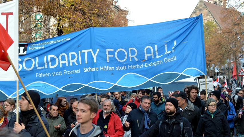 Es ging um mehr Rechte für Flüchtlinge und ein Bleiberecht: Rund 1500 Menschen - einige Asylbewerber und ihre zahlreichen Unterstützer aus verschiedenen linken Gruppierungen - haben sich am Samstag versammelt, um vom Jakobsplatz quer durch Nürnberg zum Bundesamt für Migration und Flüchtlinge (Bamf) in Nürnberg zu marschieren. Dies teilte die Polizei am frühen Abend mit. Die Veranstaltung verlief weitgehend friedlich, hieß es. Am Abend war eine Abschlusskundgebung vor dem Bamf geplant. Der Veranstalter nannte den Aufzug Es ging um mehr Rechte für Flüchtlinge und ein Bleiberecht: Rund 1500 Menschen - einige Asylbewerber und ihre zahlreichen Unterstützer aus verschiedenen linken Gruppierungen - haben sich am Samstag versammelt, um vom Jakobsplatz quer durch Nürnberg zum Bundesamt für Migration und Flüchtlinge (Bamf) in Nürnberg zu marschieren. Dies teilte die Polizei am frühen Abend mit. Die Veranstaltung verlief weitgehend friedlich, hieß es. Am Abend war eine Abschlusskundgebung vor dem Bamf geplant. Der Veranstalter nannte den Aufzug