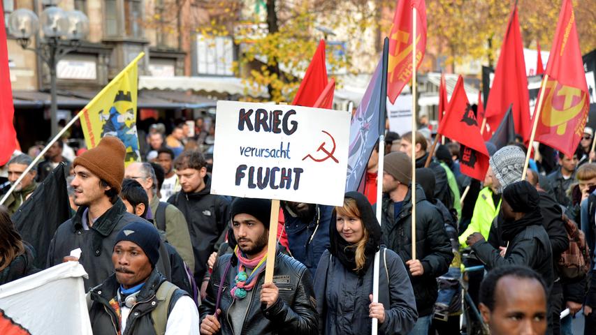 Es ging um mehr Rechte für Flüchtlinge und ein Bleiberecht: Rund 1500 Menschen - einige Asylbewerber und ihre zahlreichen Unterstützer aus verschiedenen linken Gruppierungen - haben sich am Samstag versammelt, um vom Jakobsplatz quer durch Nürnberg zum Bundesamt für Migration und Flüchtlinge (Bamf) in Nürnberg zu marschieren. Dies teilte die Polizei am frühen Abend mit. Die Veranstaltung verlief weitgehend friedlich, hieß es. Am Abend war eine Abschlusskundgebung vor dem Bamf geplant. Der Veranstalter nannte den Aufzug Es ging um mehr Rechte für Flüchtlinge und ein Bleiberecht: Rund 1500 Menschen - einige Asylbewerber und ihre zahlreichen Unterstützer aus verschiedenen linken Gruppierungen - haben sich am Samstag versammelt, um vom Jakobsplatz quer durch Nürnberg zum Bundesamt für Migration und Flüchtlinge (Bamf) in Nürnberg zu marschieren. Dies teilte die Polizei am frühen Abend mit. Die Veranstaltung verlief weitgehend friedlich, hieß es. Am Abend war eine Abschlusskundgebung vor dem Bamf geplant. Der Veranstalter nannte den Aufzug