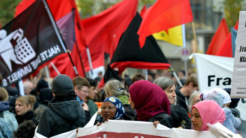 Es ging um mehr Rechte für Flüchtlinge und ein Bleiberecht: Rund 1500 Menschen - einige Asylbewerber und ihre zahlreichen Unterstützer aus verschiedenen linken Gruppierungen - haben sich am Samstag versammelt, um vom Jakobsplatz quer durch Nürnberg zum Bundesamt für Migration und Flüchtlinge (Bamf) in Nürnberg zu marschieren. Dies teilte die Polizei am frühen Abend mit. Die Veranstaltung verlief weitgehend friedlich, hieß es. Am Abend war eine Abschlusskundgebung vor dem Bamf geplant. Der Veranstalter nannte den Aufzug Es ging um mehr Rechte für Flüchtlinge und ein Bleiberecht: Rund 1500 Menschen - einige Asylbewerber und ihre zahlreichen Unterstützer aus verschiedenen linken Gruppierungen - haben sich am Samstag versammelt, um vom Jakobsplatz quer durch Nürnberg zum Bundesamt für Migration und Flüchtlinge (Bamf) in Nürnberg zu marschieren. Dies teilte die Polizei am frühen Abend mit. Die Veranstaltung verlief weitgehend friedlich, hieß es. Am Abend war eine Abschlusskundgebung vor dem Bamf geplant. Der Veranstalter nannte den Aufzug