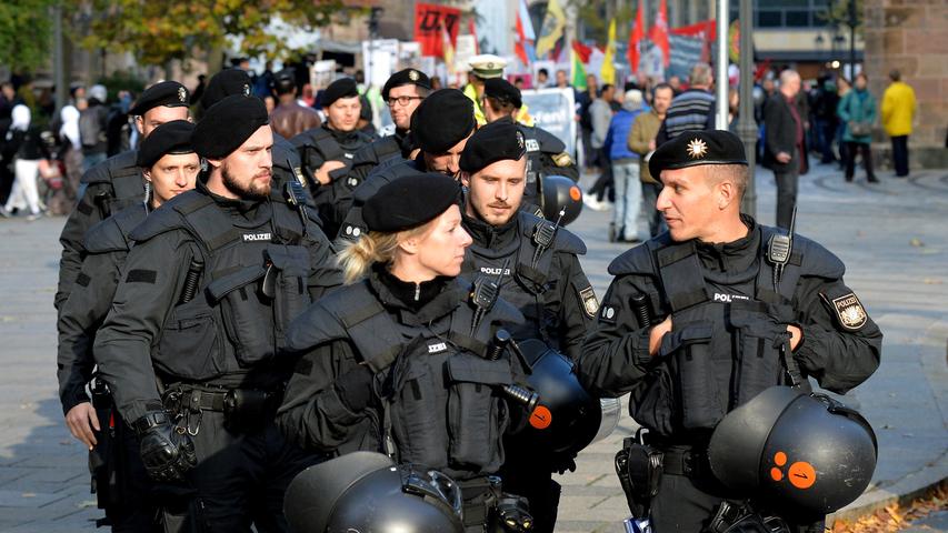 Es ging um mehr Rechte für Flüchtlinge und ein Bleiberecht: Rund 1500 Menschen - einige Asylbewerber und ihre zahlreichen Unterstützer aus verschiedenen linken Gruppierungen - haben sich am Samstag versammelt, um vom Jakobsplatz quer durch Nürnberg zum Bundesamt für Migration und Flüchtlinge (Bamf) in Nürnberg zu marschieren. Dies teilte die Polizei am frühen Abend mit. Die Veranstaltung verlief weitgehend friedlich, hieß es. Am Abend war eine Abschlusskundgebung vor dem Bamf geplant. Der Veranstalter nannte den Aufzug "bunt und friedlich". Es kam den Nachmittag über zu Verkehrsbehinderungen.