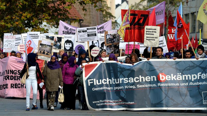 Es ging um mehr Rechte für Flüchtlinge und ein Bleiberecht: Rund 1500 Menschen - einige Asylbewerber und ihre zahlreichen Unterstützer aus verschiedenen linken Gruppierungen - haben sich am Samstag versammelt, um vom Jakobsplatz quer durch Nürnberg zum Bundesamt für Migration und Flüchtlinge (Bamf) in Nürnberg zu marschieren. Dies teilte die Polizei am frühen Abend mit. Die Veranstaltung verlief weitgehend friedlich, hieß es. Am Abend war eine Abschlusskundgebung vor dem Bamf geplant. Der Veranstalter nannte den Aufzug Es ging um mehr Rechte für Flüchtlinge und ein Bleiberecht: Rund 1500 Menschen - einige Asylbewerber und ihre zahlreichen Unterstützer aus verschiedenen linken Gruppierungen - haben sich am Samstag versammelt, um vom Jakobsplatz quer durch Nürnberg zum Bundesamt für Migration und Flüchtlinge (Bamf) in Nürnberg zu marschieren. Dies teilte die Polizei am frühen Abend mit. Die Veranstaltung verlief weitgehend friedlich, hieß es. Am Abend war eine Abschlusskundgebung vor dem Bamf geplant. Der Veranstalter nannte den Aufzug