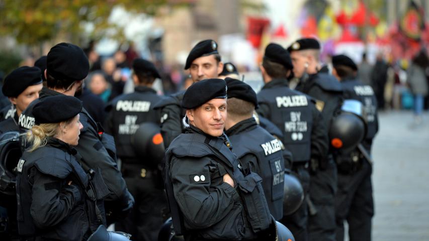 Es ging um mehr Rechte für Flüchtlinge und ein Bleiberecht: Rund 1500 Menschen - einige Asylbewerber und ihre zahlreichen Unterstützer aus verschiedenen linken Gruppierungen - haben sich am Samstag versammelt, um vom Jakobsplatz quer durch Nürnberg zum Bundesamt für Migration und Flüchtlinge (Bamf) in Nürnberg zu marschieren. Dies teilte die Polizei am frühen Abend mit. Die Veranstaltung verlief weitgehend friedlich, hieß es. Am Abend war eine Abschlusskundgebung vor dem Bamf geplant. Der Veranstalter nannte den Aufzug Es ging um mehr Rechte für Flüchtlinge und ein Bleiberecht: Rund 1500 Menschen - einige Asylbewerber und ihre zahlreichen Unterstützer aus verschiedenen linken Gruppierungen - haben sich am Samstag versammelt, um vom Jakobsplatz quer durch Nürnberg zum Bundesamt für Migration und Flüchtlinge (Bamf) in Nürnberg zu marschieren. Dies teilte die Polizei am frühen Abend mit. Die Veranstaltung verlief weitgehend friedlich, hieß es. Am Abend war eine Abschlusskundgebung vor dem Bamf geplant. Der Veranstalter nannte den Aufzug