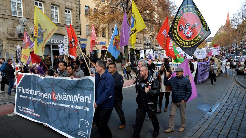 Es ging um mehr Rechte für Flüchtlinge und ein Bleiberecht: Rund 1500 Menschen - einige Asylbewerber und ihre zahlreichen Unterstützer aus verschiedenen linken Gruppierungen - haben sich am Samstag versammelt, um vom Jakobsplatz quer durch Nürnberg zum Bundesamt für Migration und Flüchtlinge (Bamf) in Nürnberg zu marschieren. Dies teilte die Polizei am frühen Abend mit. Die Veranstaltung verlief weitgehend friedlich, hieß es. Am Abend war eine Abschlusskundgebung vor dem Bamf geplant. Der Veranstalter nannte den Aufzug Es ging um mehr Rechte für Flüchtlinge und ein Bleiberecht: Rund 1500 Menschen - einige Asylbewerber und ihre zahlreichen Unterstützer aus verschiedenen linken Gruppierungen - haben sich am Samstag versammelt, um vom Jakobsplatz quer durch Nürnberg zum Bundesamt für Migration und Flüchtlinge (Bamf) in Nürnberg zu marschieren. Dies teilte die Polizei am frühen Abend mit. Die Veranstaltung verlief weitgehend friedlich, hieß es. Am Abend war eine Abschlusskundgebung vor dem Bamf geplant. Der Veranstalter nannte den Aufzug