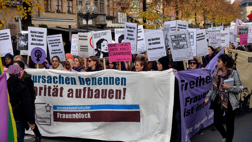 Es ging um mehr Rechte für Flüchtlinge und ein Bleiberecht: Rund 1500 Menschen - einige Asylbewerber und ihre zahlreichen Unterstützer aus verschiedenen linken Gruppierungen - haben sich am Samstag versammelt, um vom Jakobsplatz quer durch Nürnberg zum Bundesamt für Migration und Flüchtlinge (Bamf) in Nürnberg zu marschieren. Dies teilte die Polizei am frühen Abend mit. Die Veranstaltung verlief weitgehend friedlich, hieß es. Am Abend war eine Abschlusskundgebung vor dem Bamf geplant. Der Veranstalter nannte den Aufzug Es ging um mehr Rechte für Flüchtlinge und ein Bleiberecht: Rund 1500 Menschen - einige Asylbewerber und ihre zahlreichen Unterstützer aus verschiedenen linken Gruppierungen - haben sich am Samstag versammelt, um vom Jakobsplatz quer durch Nürnberg zum Bundesamt für Migration und Flüchtlinge (Bamf) in Nürnberg zu marschieren. Dies teilte die Polizei am frühen Abend mit. Die Veranstaltung verlief weitgehend friedlich, hieß es. Am Abend war eine Abschlusskundgebung vor dem Bamf geplant. Der Veranstalter nannte den Aufzug