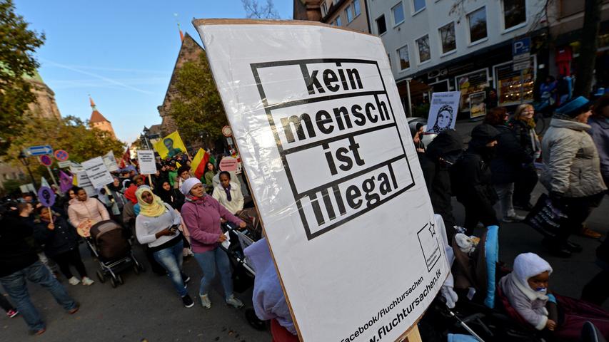 Es ging um mehr Rechte für Flüchtlinge und ein Bleiberecht: Rund 1500 Menschen - einige Asylbewerber und ihre zahlreichen Unterstützer aus verschiedenen linken Gruppierungen - haben sich am Samstag versammelt, um vom Jakobsplatz quer durch Nürnberg zum Bundesamt für Migration und Flüchtlinge (Bamf) in Nürnberg zu marschieren. Dies teilte die Polizei am frühen Abend mit. Die Veranstaltung verlief weitgehend friedlich, hieß es. Am Abend war eine Abschlusskundgebung vor dem Bamf geplant. Der Veranstalter nannte den Aufzug Es ging um mehr Rechte für Flüchtlinge und ein Bleiberecht: Rund 1500 Menschen - einige Asylbewerber und ihre zahlreichen Unterstützer aus verschiedenen linken Gruppierungen - haben sich am Samstag versammelt, um vom Jakobsplatz quer durch Nürnberg zum Bundesamt für Migration und Flüchtlinge (Bamf) in Nürnberg zu marschieren. Dies teilte die Polizei am frühen Abend mit. Die Veranstaltung verlief weitgehend friedlich, hieß es. Am Abend war eine Abschlusskundgebung vor dem Bamf geplant. Der Veranstalter nannte den Aufzug