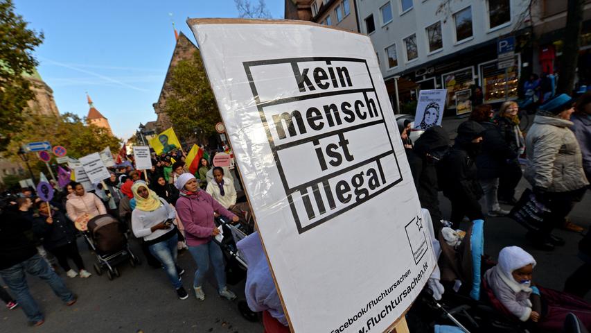 Es ging um mehr Rechte für Flüchtlinge und ein Bleiberecht: Rund 1500 Menschen - einige Asylbewerber und ihre zahlreichen Unterstützer aus verschiedenen linken Gruppierungen - haben sich am Samstag versammelt, um vom Jakobsplatz quer durch Nürnberg zum Bundesamt für Migration und Flüchtlinge (Bamf) in Nürnberg zu marschieren. Dies teilte die Polizei am frühen Abend mit. Die Veranstaltung verlief weitgehend friedlich, hieß es. Am Abend war eine Abschlusskundgebung vor dem Bamf geplant. Der Veranstalter nannte den Aufzug "bunt und friedlich". Es kam den Nachmittag über zu Verkehrsbehinderungen.