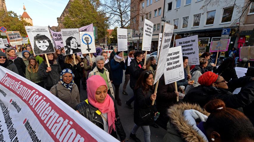 Es ging um mehr Rechte für Flüchtlinge und ein Bleiberecht: Rund 1500 Menschen - einige Asylbewerber und ihre zahlreichen Unterstützer aus verschiedenen linken Gruppierungen - haben sich am Samstag versammelt, um vom Jakobsplatz quer durch Nürnberg zum Bundesamt für Migration und Flüchtlinge (Bamf) in Nürnberg zu marschieren. Dies teilte die Polizei am frühen Abend mit. Die Veranstaltung verlief weitgehend friedlich, hieß es. Am Abend war eine Abschlusskundgebung vor dem Bamf geplant. Der Veranstalter nannte den Aufzug "bunt und friedlich". Es kam den Nachmittag über zu Verkehrsbehinderungen.