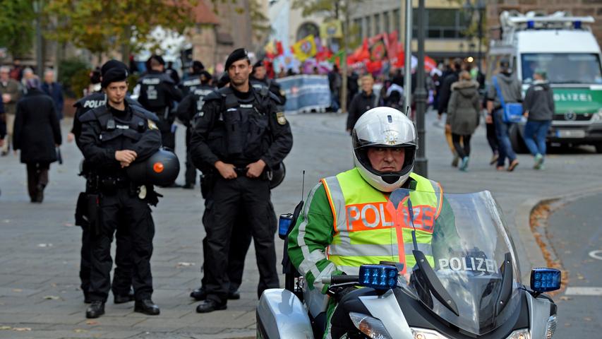 Es ging um mehr Rechte für Flüchtlinge und ein Bleiberecht: Rund 1500 Menschen - einige Asylbewerber und ihre zahlreichen Unterstützer aus verschiedenen linken Gruppierungen - haben sich am Samstag versammelt, um vom Jakobsplatz quer durch Nürnberg zum Bundesamt für Migration und Flüchtlinge (Bamf) in Nürnberg zu marschieren. Dies teilte die Polizei am frühen Abend mit. Die Veranstaltung verlief weitgehend friedlich, hieß es. Am Abend war eine Abschlusskundgebung vor dem Bamf geplant. Der Veranstalter nannte den Aufzug "bunt und friedlich". Es kam den Nachmittag über zu Verkehrsbehinderungen.