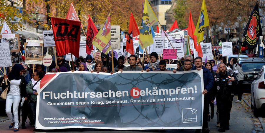 Es ging um mehr Rechte für Flüchtlinge und ein Bleiberecht: Rund 1500 Menschen - einige Asylbewerber und ihre zahlreichen Unterstützer aus verschiedenen linken Gruppierungen - haben sich am Samstag versammelt, um vom Jakobsplatz quer durch Nürnberg zum Bundesamt für Migration und Flüchtlinge (Bamf) in Nürnberg zu marschieren. Dies teilte die Polizei am frühen Abend mit. Die Veranstaltung verlief weitgehend friedlich, hieß es. Am Abend war eine Abschlusskundgebung vor dem Bamf geplant. Der Veranstalter nannte den Aufzug Es ging um mehr Rechte für Flüchtlinge und ein Bleiberecht: Rund 1500 Menschen - einige Asylbewerber und ihre zahlreichen Unterstützer aus verschiedenen linken Gruppierungen - haben sich am Samstag versammelt, um vom Jakobsplatz quer durch Nürnberg zum Bundesamt für Migration und Flüchtlinge (Bamf) in Nürnberg zu marschieren. Dies teilte die Polizei am frühen Abend mit. Die Veranstaltung verlief weitgehend friedlich, hieß es. Am Abend war eine Abschlusskundgebung vor dem Bamf geplant. Der Veranstalter nannte den Aufzug