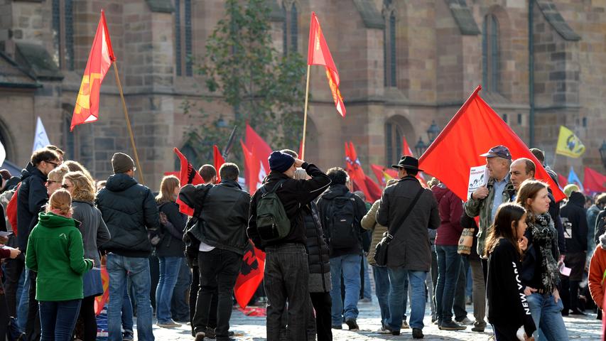 Es ging um mehr Rechte für Flüchtlinge und ein Bleiberecht: Rund 1500 Menschen - einige Asylbewerber und ihre zahlreichen Unterstützer aus verschiedenen linken Gruppierungen - haben sich am Samstag versammelt, um vom Jakobsplatz quer durch Nürnberg zum Bundesamt für Migration und Flüchtlinge (Bamf) in Nürnberg zu marschieren. Dies teilte die Polizei am frühen Abend mit. Die Veranstaltung verlief weitgehend friedlich, hieß es. Am Abend war eine Abschlusskundgebung vor dem Bamf geplant. Der Veranstalter nannte den Aufzug "bunt und friedlich". Es kam den Nachmittag über zu Verkehrsbehinderungen.