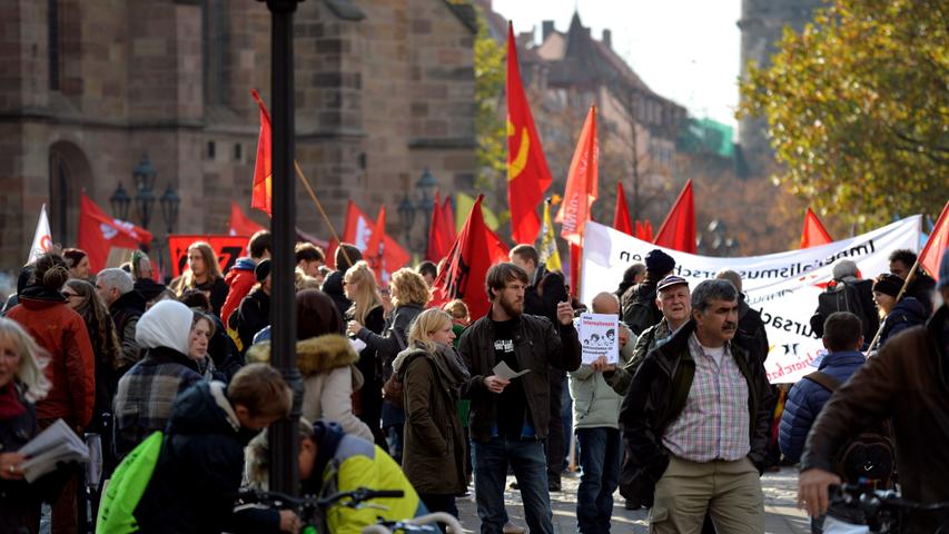 Es ging um mehr Rechte für Flüchtlinge und ein Bleiberecht: Rund 1500 Menschen - einige Asylbewerber und ihre zahlreichen Unterstützer aus verschiedenen linken Gruppierungen - haben sich am Samstag versammelt, um vom Jakobsplatz quer durch Nürnberg zum Bundesamt für Migration und Flüchtlinge (Bamf) in Nürnberg zu marschieren. Dies teilte die Polizei am frühen Abend mit. Die Veranstaltung verlief weitgehend friedlich, hieß es. Am Abend war eine Abschlusskundgebung vor dem Bamf geplant. Der Veranstalter nannte den Aufzug "bunt und friedlich". Es kam den Nachmittag über zu Verkehrsbehinderungen.