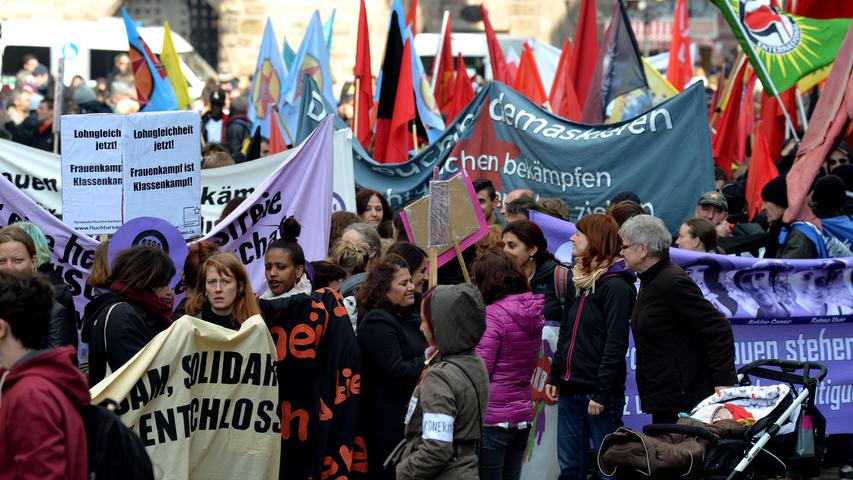 Es ging um mehr Rechte für Flüchtlinge und ein Bleiberecht: Rund 1500 Menschen - einige Asylbewerber und ihre zahlreichen Unterstützer aus verschiedenen linken Gruppierungen - haben sich am Samstag versammelt, um vom Jakobsplatz quer durch Nürnberg zum Bundesamt für Migration und Flüchtlinge (Bamf) in Nürnberg zu marschieren. Dies teilte die Polizei am frühen Abend mit. Die Veranstaltung verlief weitgehend friedlich, hieß es. Am Abend war eine Abschlusskundgebung vor dem Bamf geplant. Der Veranstalter nannte den Aufzug Es ging um mehr Rechte für Flüchtlinge und ein Bleiberecht: Rund 1500 Menschen - einige Asylbewerber und ihre zahlreichen Unterstützer aus verschiedenen linken Gruppierungen - haben sich am Samstag versammelt, um vom Jakobsplatz quer durch Nürnberg zum Bundesamt für Migration und Flüchtlinge (Bamf) in Nürnberg zu marschieren. Dies teilte die Polizei am frühen Abend mit. Die Veranstaltung verlief weitgehend friedlich, hieß es. Am Abend war eine Abschlusskundgebung vor dem Bamf geplant. Der Veranstalter nannte den Aufzug