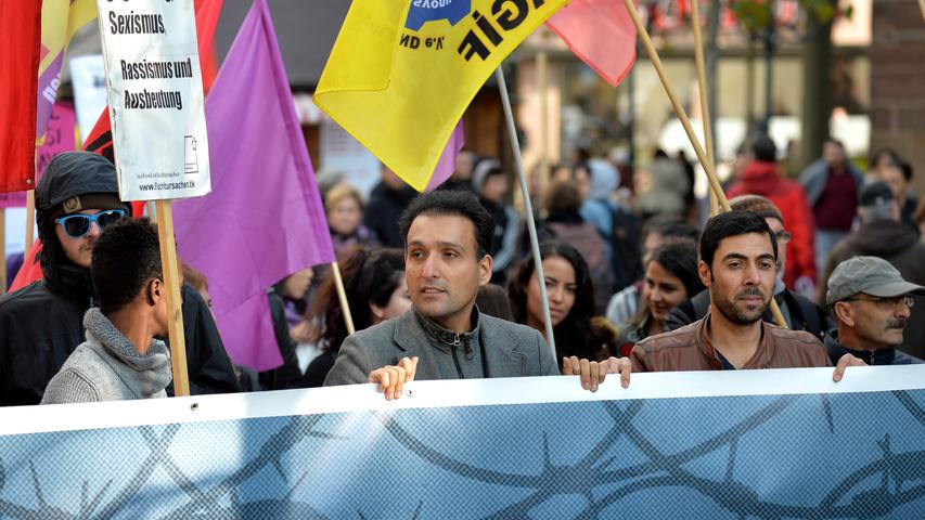 Es ging um mehr Rechte für Flüchtlinge und ein Bleiberecht: Rund 1500 Menschen - einige Asylbewerber und ihre zahlreichen Unterstützer aus verschiedenen linken Gruppierungen - haben sich am Samstag versammelt, um vom Jakobsplatz quer durch Nürnberg zum Bundesamt für Migration und Flüchtlinge (Bamf) in Nürnberg zu marschieren. Dies teilte die Polizei am frühen Abend mit. Die Veranstaltung verlief weitgehend friedlich, hieß es. Am Abend war eine Abschlusskundgebung vor dem Bamf geplant. Der Veranstalter nannte den Aufzug Es ging um mehr Rechte für Flüchtlinge und ein Bleiberecht: Rund 1500 Menschen - einige Asylbewerber und ihre zahlreichen Unterstützer aus verschiedenen linken Gruppierungen - haben sich am Samstag versammelt, um vom Jakobsplatz quer durch Nürnberg zum Bundesamt für Migration und Flüchtlinge (Bamf) in Nürnberg zu marschieren. Dies teilte die Polizei am frühen Abend mit. Die Veranstaltung verlief weitgehend friedlich, hieß es. Am Abend war eine Abschlusskundgebung vor dem Bamf geplant. Der Veranstalter nannte den Aufzug