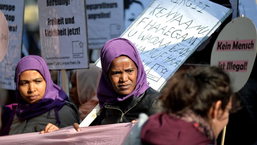 Es ging um mehr Rechte für Flüchtlinge und ein Bleiberecht: Rund 1500 Menschen - einige Asylbewerber und ihre zahlreichen Unterstützer aus verschiedenen linken Gruppierungen - haben sich am Samstag versammelt, um vom Jakobsplatz quer durch Nürnberg zum Bundesamt für Migration und Flüchtlinge (Bamf) in Nürnberg zu marschieren. Dies teilte die Polizei am frühen Abend mit. Die Veranstaltung verlief weitgehend friedlich, hieß es. Am Abend war eine Abschlusskundgebung vor dem Bamf geplant. Der Veranstalter nannte den Aufzug Es ging um mehr Rechte für Flüchtlinge und ein Bleiberecht: Rund 1500 Menschen - einige Asylbewerber und ihre zahlreichen Unterstützer aus verschiedenen linken Gruppierungen - haben sich am Samstag versammelt, um vom Jakobsplatz quer durch Nürnberg zum Bundesamt für Migration und Flüchtlinge (Bamf) in Nürnberg zu marschieren. Dies teilte die Polizei am frühen Abend mit. Die Veranstaltung verlief weitgehend friedlich, hieß es. Am Abend war eine Abschlusskundgebung vor dem Bamf geplant. Der Veranstalter nannte den Aufzug