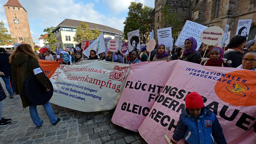 Es ging um mehr Rechte für Flüchtlinge und ein Bleiberecht: Rund 1500 Menschen - einige Asylbewerber und ihre zahlreichen Unterstützer aus verschiedenen linken Gruppierungen - haben sich am Samstag versammelt, um vom Jakobsplatz quer durch Nürnberg zum Bundesamt für Migration und Flüchtlinge (Bamf) in Nürnberg zu marschieren. Dies teilte die Polizei am frühen Abend mit. Die Veranstaltung verlief weitgehend friedlich, hieß es. Am Abend war eine Abschlusskundgebung vor dem Bamf geplant. Der Veranstalter nannte den Aufzug "bunt und friedlich". Es kam den Nachmittag über zu Verkehrsbehinderungen.