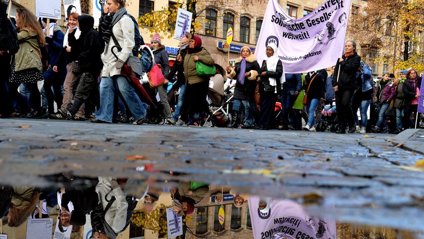 Es ging um mehr Rechte für Flüchtlinge und ein Bleiberecht: Rund 1500 Menschen - einige Asylbewerber und ihre zahlreichen Unterstützer aus verschiedenen linken Gruppierungen - haben sich am Samstag versammelt, um vom Jakobsplatz quer durch Nürnberg zum Bundesamt für Migration und Flüchtlinge (Bamf) in Nürnberg zu marschieren. Dies teilte die Polizei am frühen Abend mit. Die Veranstaltung verlief weitgehend friedlich, hieß es. Am Abend war eine Abschlusskundgebung vor dem Bamf geplant. Der Veranstalter nannte den Aufzug Es ging um mehr Rechte für Flüchtlinge und ein Bleiberecht: Rund 1500 Menschen - einige Asylbewerber und ihre zahlreichen Unterstützer aus verschiedenen linken Gruppierungen - haben sich am Samstag versammelt, um vom Jakobsplatz quer durch Nürnberg zum Bundesamt für Migration und Flüchtlinge (Bamf) in Nürnberg zu marschieren. Dies teilte die Polizei am frühen Abend mit. Die Veranstaltung verlief weitgehend friedlich, hieß es. Am Abend war eine Abschlusskundgebung vor dem Bamf geplant. Der Veranstalter nannte den Aufzug