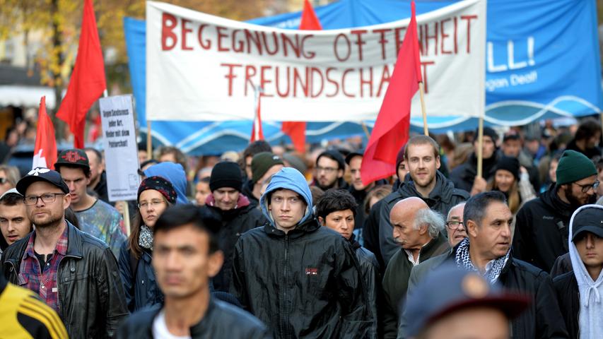 Es ging um mehr Rechte für Flüchtlinge und ein Bleiberecht: Rund 1500 Menschen - einige Asylbewerber und ihre zahlreichen Unterstützer aus verschiedenen linken Gruppierungen - haben sich am Samstag versammelt, um vom Jakobsplatz quer durch Nürnberg zum Bundesamt für Migration und Flüchtlinge (Bamf) in Nürnberg zu marschieren. Dies teilte die Polizei am frühen Abend mit. Die Veranstaltung verlief weitgehend friedlich, hieß es. Am Abend war eine Abschlusskundgebung vor dem Bamf geplant. Der Veranstalter nannte den Aufzug "bunt und friedlich". Es kam den Nachmittag über zu Verkehrsbehinderungen.