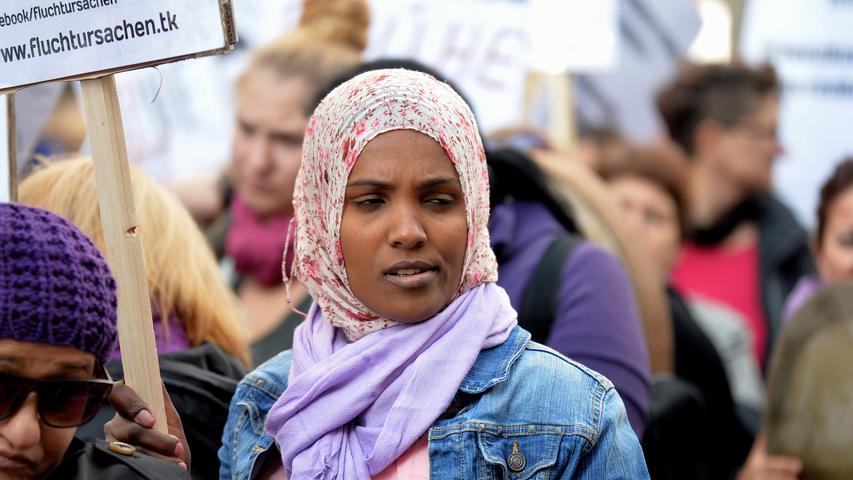 Es ging um mehr Rechte für Flüchtlinge und ein Bleiberecht: Rund 1500 Menschen - einige Asylbewerber und ihre zahlreichen Unterstützer aus verschiedenen linken Gruppierungen - haben sich am Samstag versammelt, um vom Jakobsplatz quer durch Nürnberg zum Bundesamt für Migration und Flüchtlinge (Bamf) in Nürnberg zu marschieren. Dies teilte die Polizei am frühen Abend mit. Die Veranstaltung verlief weitgehend friedlich, hieß es. Am Abend war eine Abschlusskundgebung vor dem Bamf geplant. Der Veranstalter nannte den Aufzug Es ging um mehr Rechte für Flüchtlinge und ein Bleiberecht: Rund 1500 Menschen - einige Asylbewerber und ihre zahlreichen Unterstützer aus verschiedenen linken Gruppierungen - haben sich am Samstag versammelt, um vom Jakobsplatz quer durch Nürnberg zum Bundesamt für Migration und Flüchtlinge (Bamf) in Nürnberg zu marschieren. Dies teilte die Polizei am frühen Abend mit. Die Veranstaltung verlief weitgehend friedlich, hieß es. Am Abend war eine Abschlusskundgebung vor dem Bamf geplant. Der Veranstalter nannte den Aufzug