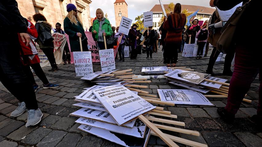 Es ging um mehr Rechte für Flüchtlinge und ein Bleiberecht: Rund 1500 Menschen - einige Asylbewerber und ihre zahlreichen Unterstützer aus verschiedenen linken Gruppierungen - haben sich am Samstag versammelt, um vom Jakobsplatz quer durch Nürnberg zum Bundesamt für Migration und Flüchtlinge (Bamf) in Nürnberg zu marschieren. Dies teilte die Polizei am frühen Abend mit. Die Veranstaltung verlief weitgehend friedlich, hieß es. Am Abend war eine Abschlusskundgebung vor dem Bamf geplant. Der Veranstalter nannte den Aufzug "bunt und friedlich". Es kam den Nachmittag über zu Verkehrsbehinderungen.